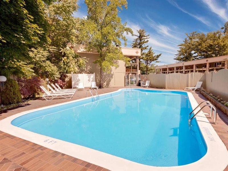 Super 8 By Wyndham Traverse City Exterior photo