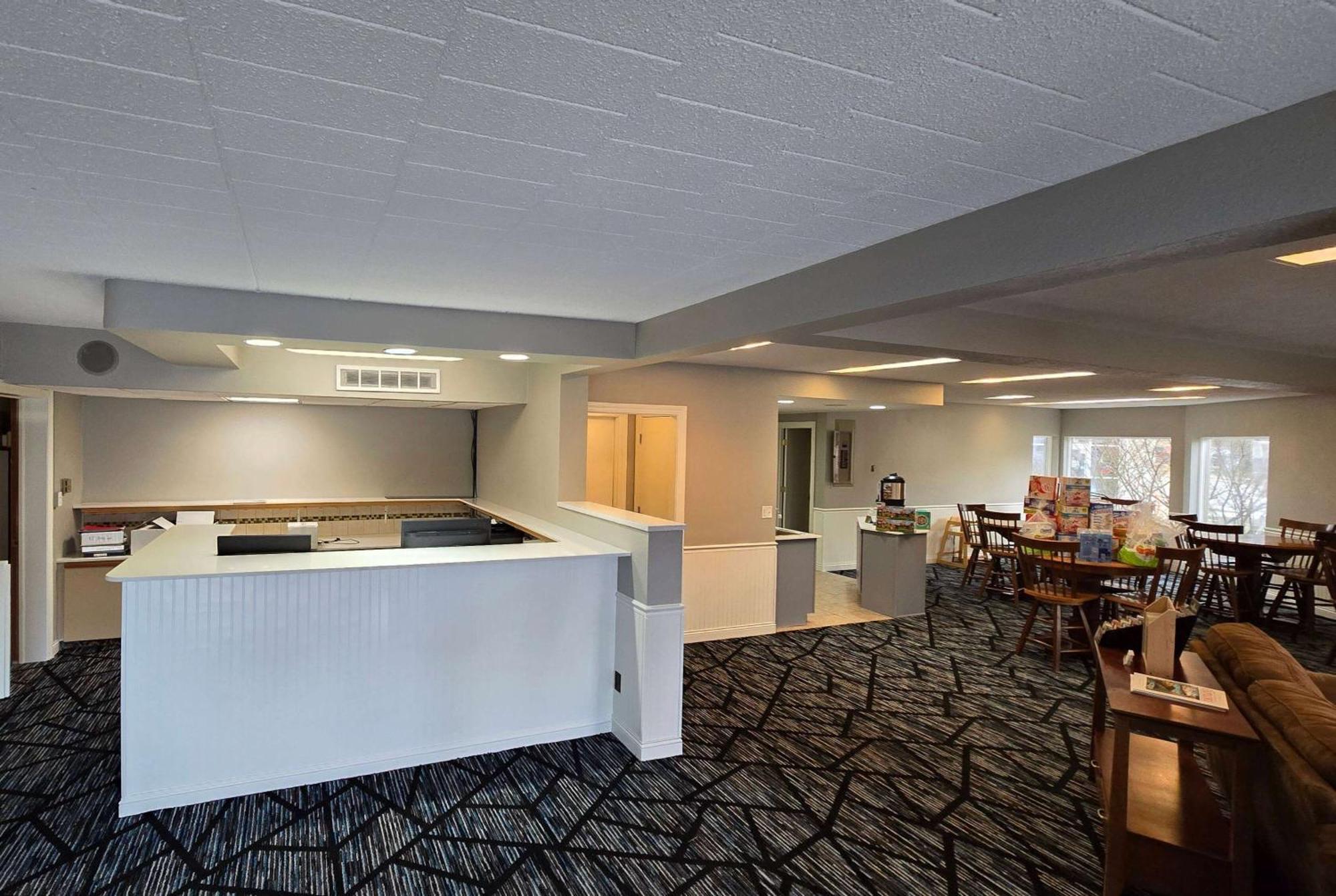 Super 8 By Wyndham Traverse City Exterior photo